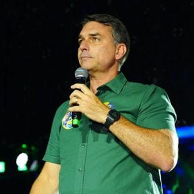 Simón Levy afirma em publicação que Flávio Bolsonaro chegou em segurança aos Estados Unidos.