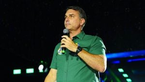 Sim&oacute;n Levy afirma em publica&ccedil;&atilde;o que Fl&aacute;vio Bolsonaro chegou em seguran&ccedil;a aos Estados Unidos.