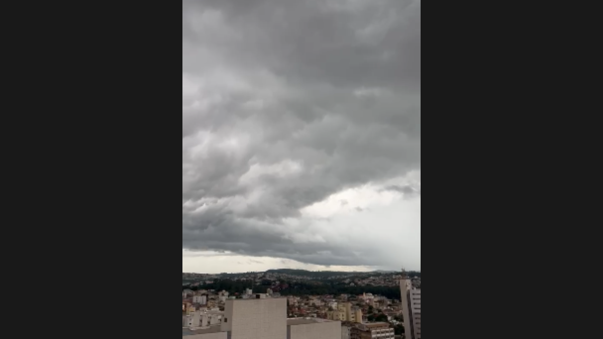 V&Iacute;DEOS: Chuva marca segundo turno das elei&ccedil;&otilde;es 2026 em Divin&oacute;polis