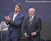 Lula e Fl&aacute;vio Bolsonaro durante debate presidencial; PT prepara pedido de checagem de fatos em tempo real &agrave; Globo.