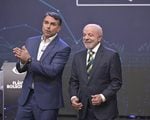 Lula e Fl&aacute;vio Bolsonaro durante debate presidencial; PT prepara pedido de checagem de fatos em tempo real &agrave; Globo.