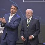 Lula e Fl&aacute;vio Bolsonaro durante debate presidencial; PT prepara pedido de checagem de fatos em tempo real &agrave; Globo.