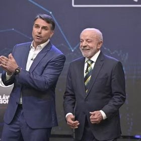Lula e Fl&aacute;vio Bolsonaro durante debate presidencial; PT prepara pedido de checagem de fatos em tempo real &agrave; Globo.