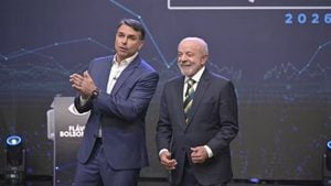 Lula e Flávio Bolsonaro durante debate presidencial; PT prepara pedido de checagem de fatos em tempo real à Globo.
