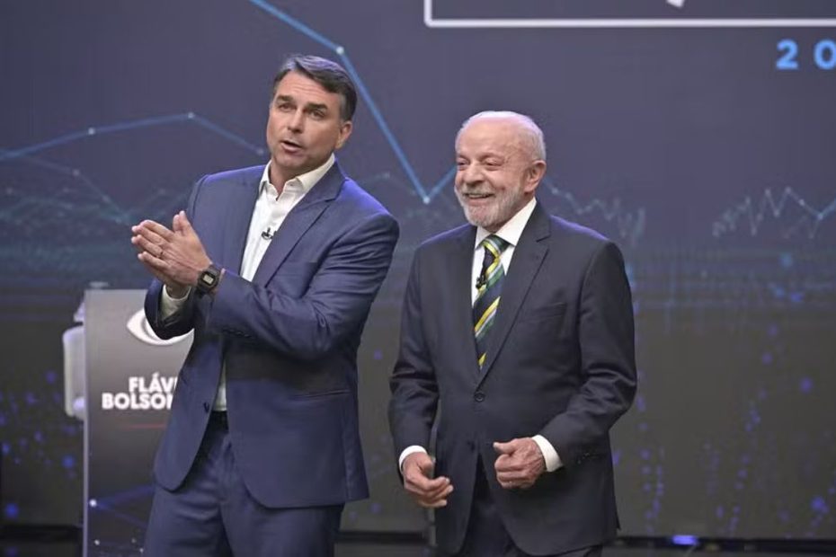 Lula e Flávio Bolsonaro durante debate presidencial; PT prepara pedido de checagem de fatos em tempo real à Globo.