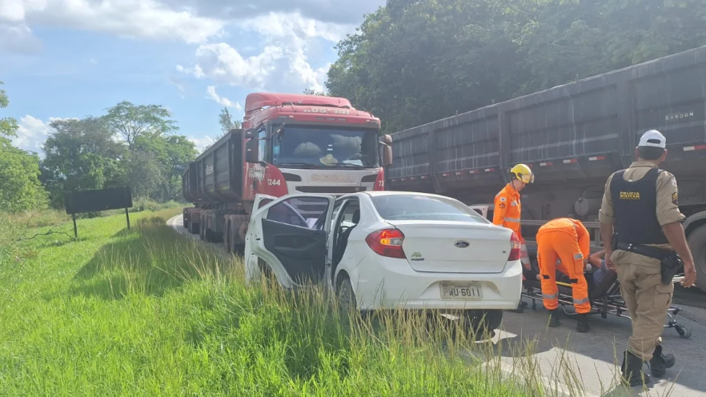 Idoso de 73 anos fica ferido em colis&atilde;o entre carro e rodotrem na MG-050