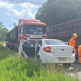 Idoso de 73 anos fica ferido em colis&atilde;o entre carro e rodotrem na MG-050