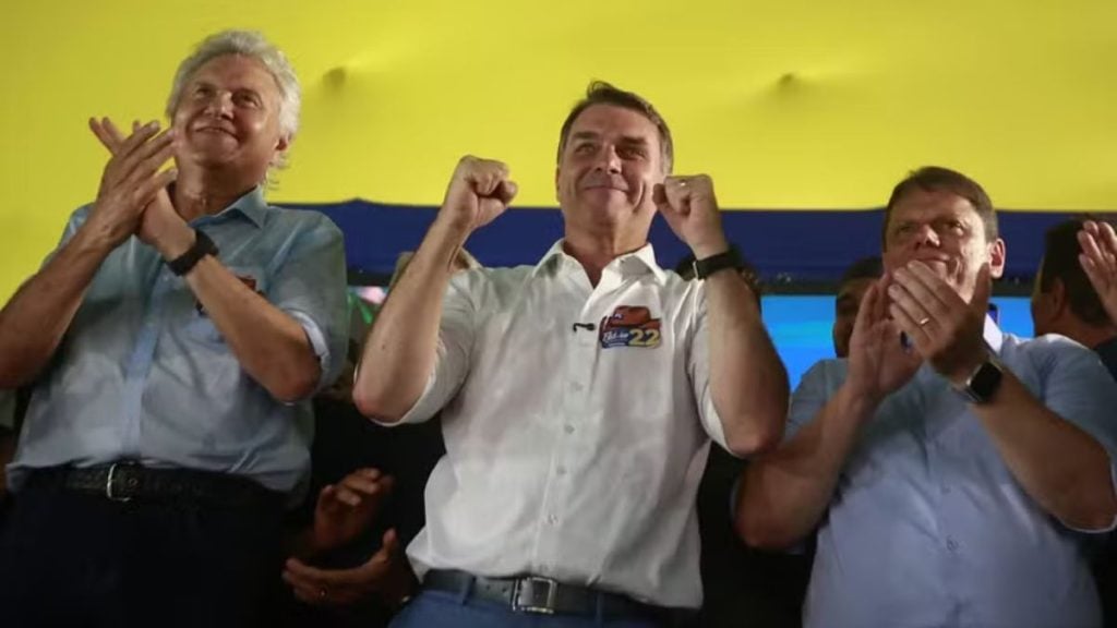 Fl&aacute;vio Bolsonaro fala sobre mudan&ccedil;as na Constitui&ccedil;&atilde;o e fim da reelei&ccedil;&atilde;o