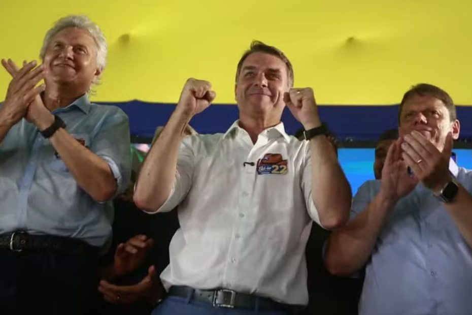 Fl&aacute;vio Bolsonaro fala sobre mudan&ccedil;as na Constitui&ccedil;&atilde;o e fim da reelei&ccedil;&atilde;o