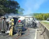 Incêndio destrói carreta após tombamento na BR-381 em Santo Antônio do Amparo