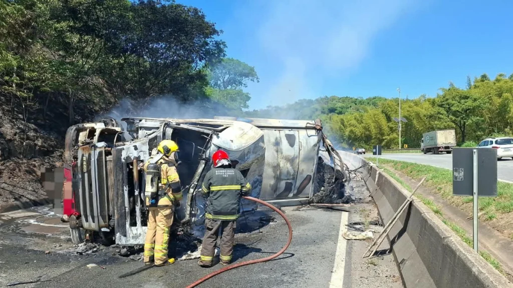 Inc&ecirc;ndio destr&oacute;i carreta ap&oacute;s tombamento na BR-381 em Santo Ant&ocirc;nio do Amparo