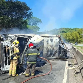 Inc&ecirc;ndio destr&oacute;i carreta ap&oacute;s tombamento na BR-381 em Santo Ant&ocirc;nio do Amparo