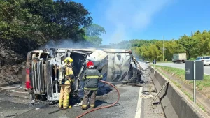Inc&ecirc;ndio destr&oacute;i carreta ap&oacute;s tombamento na BR-381 em Santo Ant&ocirc;nio do Amparo