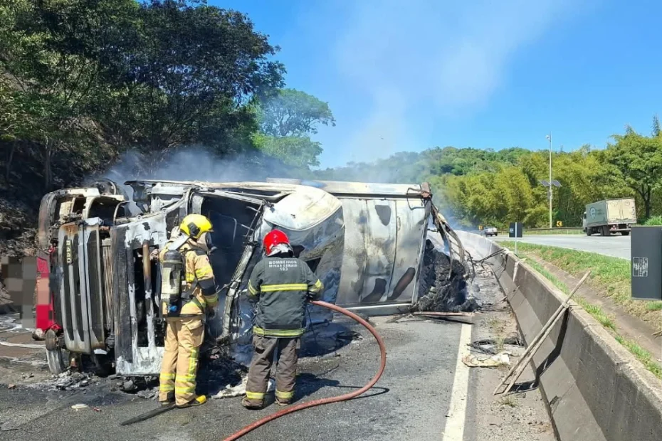 Inc&ecirc;ndio destr&oacute;i carreta ap&oacute;s tombamento na BR-381 em Santo Ant&ocirc;nio do Amparo