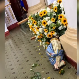 Imagem de Nossa Senhora do Rosário danificada após ataque em igreja de Resende Costa, Minas Gerais