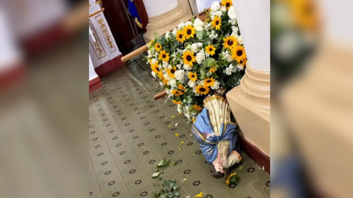 Imagem de Nossa Senhora do Ros&aacute;rio danificada ap&oacute;s ataque em igreja de Resende Costa, Minas Gerais