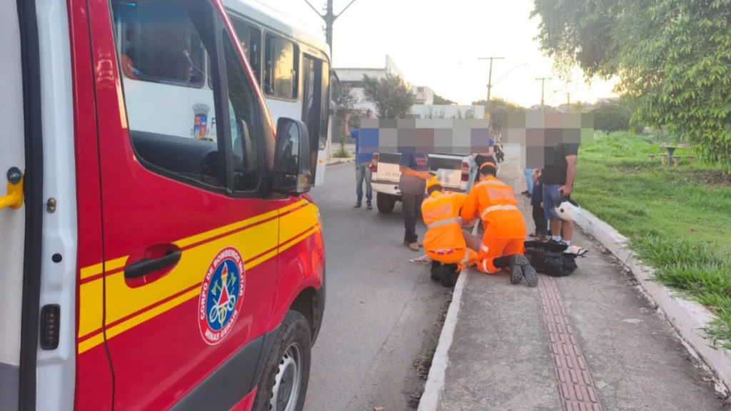 Atendimento a ciclista de 18 anos ap&oacute;s colis&atilde;o com caminhonete estacionada em Formiga, Minas Gerais