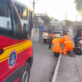 Atendimento a ciclista de 18 anos ap&oacute;s colis&atilde;o com caminhonete estacionada em Formiga, Minas Gerais