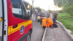 Atendimento a ciclista de 18 anos após colisão com caminhonete estacionada em Formiga, Minas Gerais