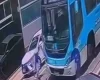 Acidente envolvendo ônibus do transporte coletivo e pedestre na Rua Silva Jardim, em Itaúna