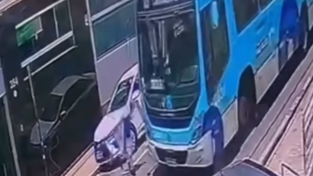 Acidente envolvendo &ocirc;nibus do transporte coletivo e pedestre na Rua Silva Jardim, em Ita&uacute;na