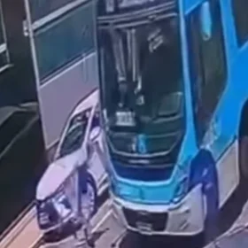 Acidente envolvendo &ocirc;nibus do transporte coletivo e pedestre na Rua Silva Jardim, em Ita&uacute;na