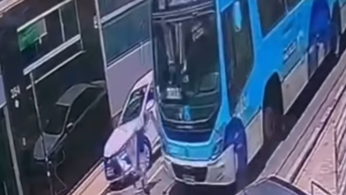 Acidente envolvendo &ocirc;nibus do transporte coletivo e pedestre na Rua Silva Jardim, em Ita&uacute;na