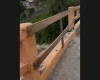 Guarda-corpo de ponte no bairro Niterói, em Divinópolis, danificado após ser atingido por veículo.