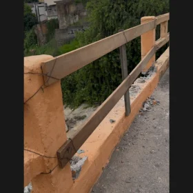 Guarda-corpo de ponte no bairro Niterói, em Divinópolis, danificado após ser atingido por veículo.