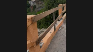 Guarda-corpo de ponte no bairro Niterói, em Divinópolis, danificado após ser atingido por veículo.