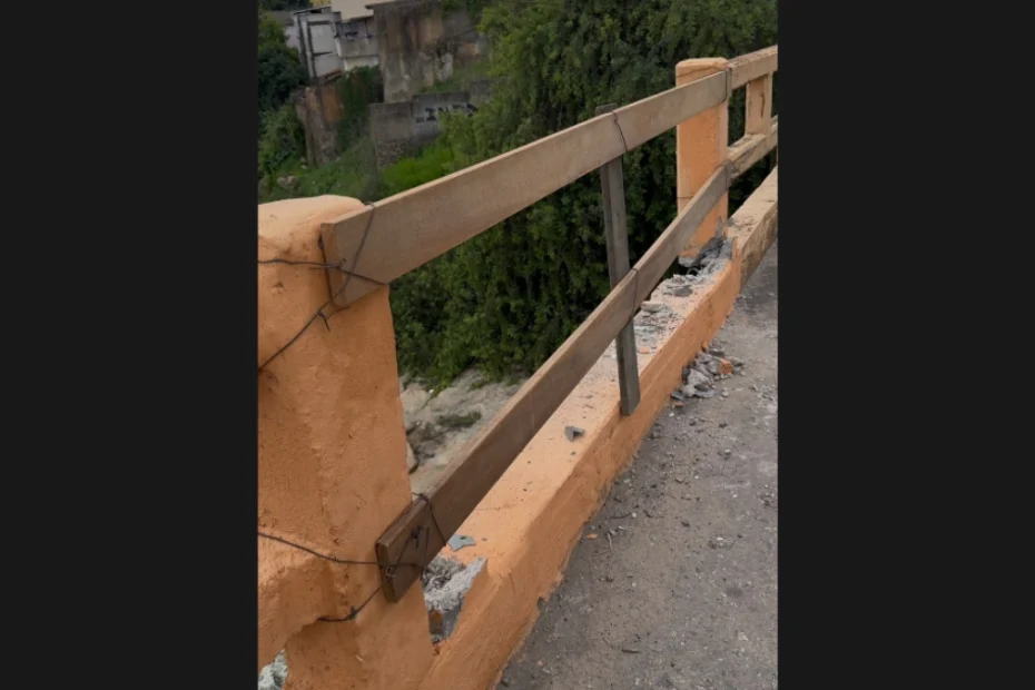 Guarda-corpo de ponte no bairro Niter&oacute;i, em Divin&oacute;polis, danificado ap&oacute;s ser atingido por ve&iacute;culo.