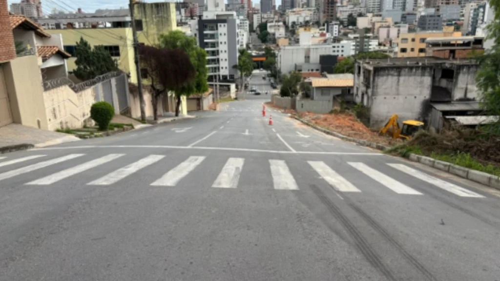 Obras de pavimenta&ccedil;&atilde;o na Avenida 21 de Abril, pr&oacute;ximo &agrave; rodovi&aacute;ria de Divin&oacute;polis