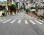 Obras de pavimenta&ccedil;&atilde;o na Avenida 21 de Abril, pr&oacute;ximo &agrave; rodovi&aacute;ria de Divin&oacute;polis