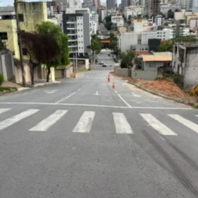 Obras de pavimenta&ccedil;&atilde;o na Avenida 21 de Abril, pr&oacute;ximo &agrave; rodovi&aacute;ria de Divin&oacute;polis