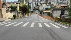 Obras de pavimenta&ccedil;&atilde;o na Avenida 21 de Abril, pr&oacute;ximo &agrave; rodovi&aacute;ria de Divin&oacute;polis