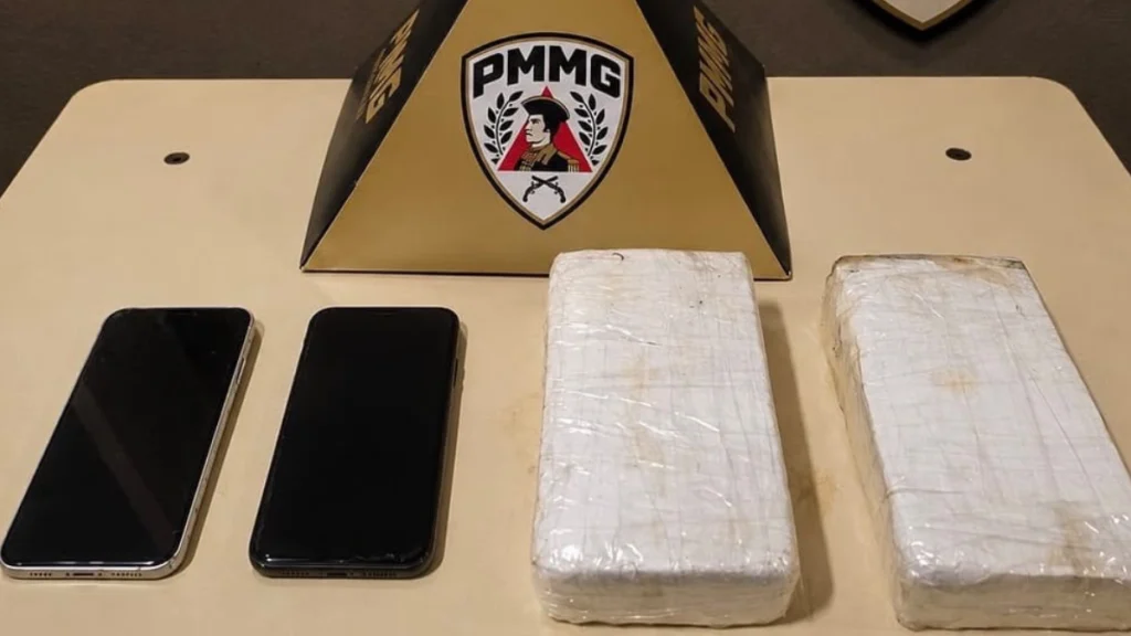 Materiais apreendidos pela Pol&iacute;cia Militar durante opera&ccedil;&atilde;o contra o tr&aacute;fico de drogas em Arcos, Minas Gerais