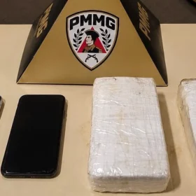 Materiais apreendidos pela Pol&iacute;cia Militar durante opera&ccedil;&atilde;o contra o tr&aacute;fico de drogas em Arcos, Minas Gerais