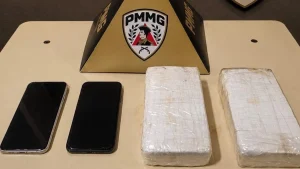 Materiais apreendidos pela Pol&iacute;cia Militar durante opera&ccedil;&atilde;o contra o tr&aacute;fico de drogas em Arcos, Minas Gerais