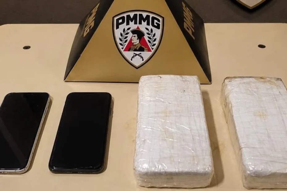 Materiais apreendidos pela Pol&iacute;cia Militar durante opera&ccedil;&atilde;o contra o tr&aacute;fico de drogas em Arcos, Minas Gerais