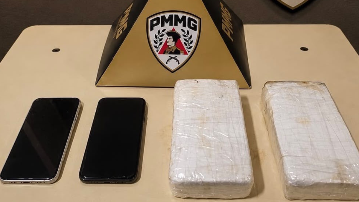 Materiais apreendidos pela Pol&iacute;cia Militar durante opera&ccedil;&atilde;o contra o tr&aacute;fico de drogas em Arcos, Minas Gerais