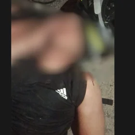 Atendimento do SAMU a homem ferido ap&oacute;s queda de moto em Divin&oacute;polis
