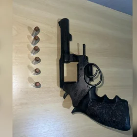 GCM prende homem com arma de fogo em bar de Nova Serrana
