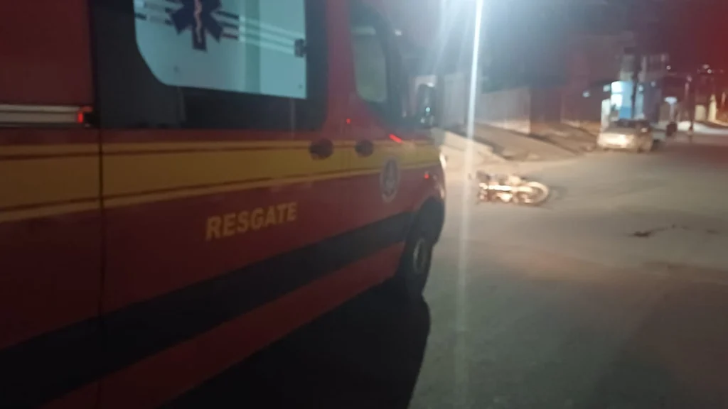Atendimento dos bombeiros a v&iacute;tima de acidente entre carro e moto em Formiga