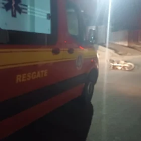 Atendimento dos bombeiros a vítima de acidente entre carro e moto em Formiga