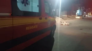 Atendimento dos bombeiros a v&iacute;tima de acidente entre carro e moto em Formiga