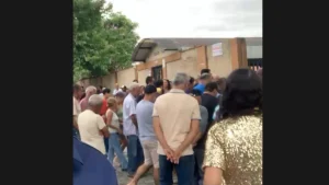 Escola Miguel Couto registra movimento de eleitores no 2º turno em Divinópolis