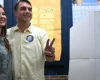Flávio Bolsonaro vota no Rio