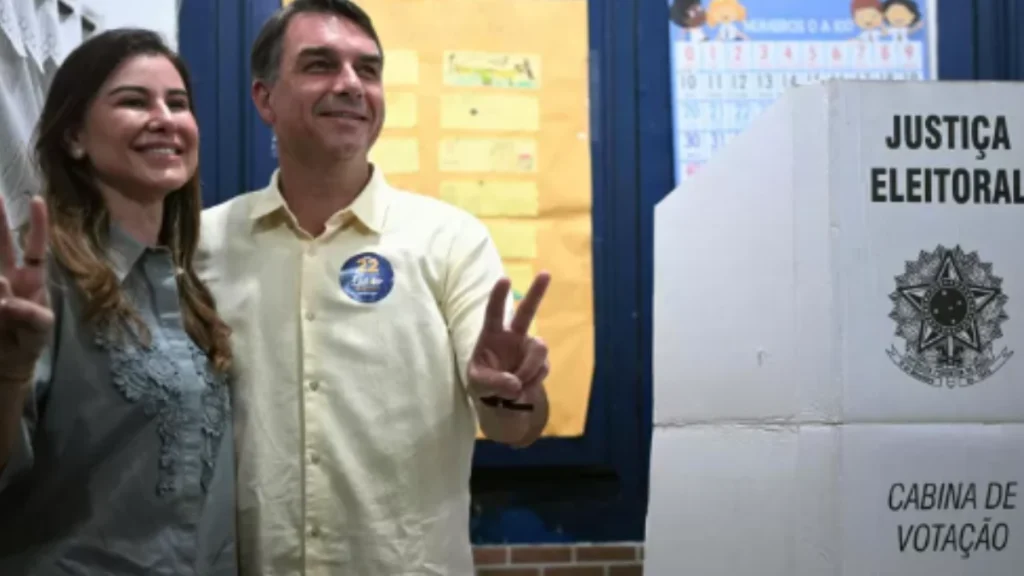 Fl&aacute;vio Bolsonaro vota no Rio