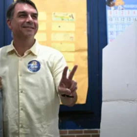 Fl&aacute;vio Bolsonaro vota no Rio