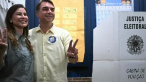 Fl&aacute;vio Bolsonaro vota no Rio